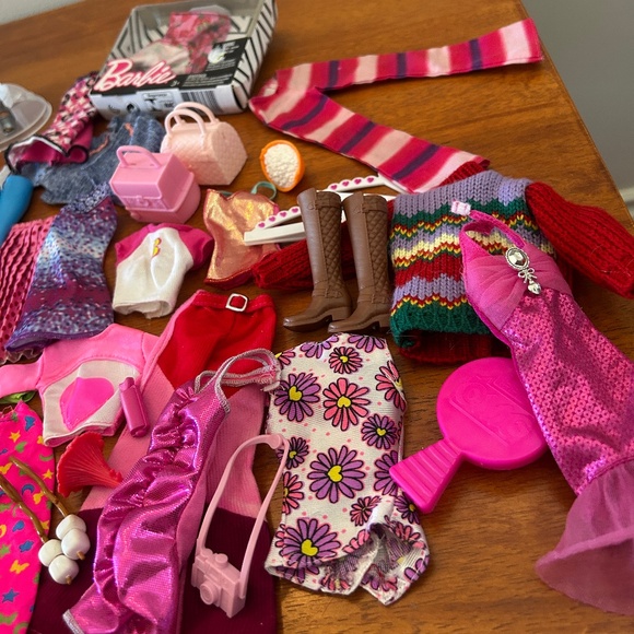 2000's Barbie Lot - Picture 5 of 10